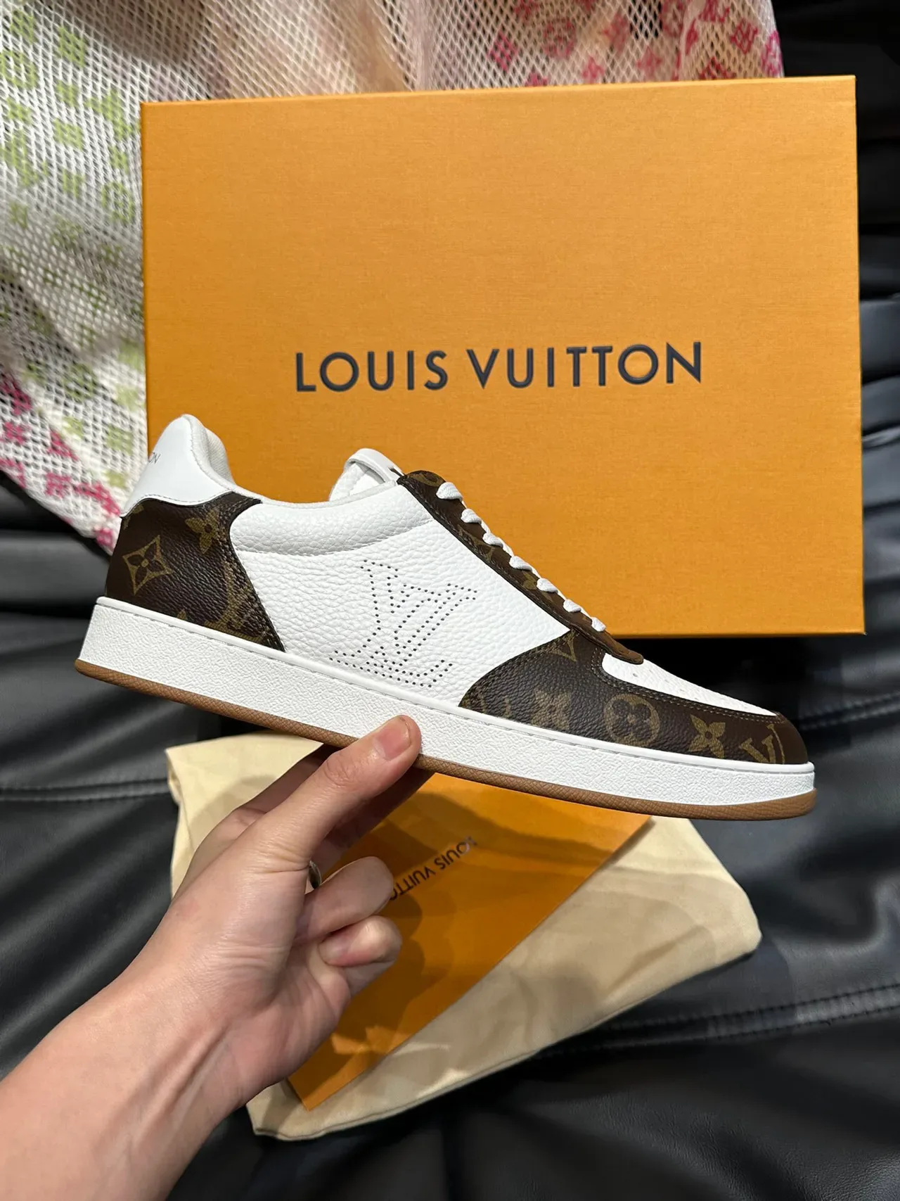 لويس فيتون LV Trainer أحذية رياضية أسلوب حياة أبيض وبني جلد مثقب لوحات كانفاس مونوغرام 4