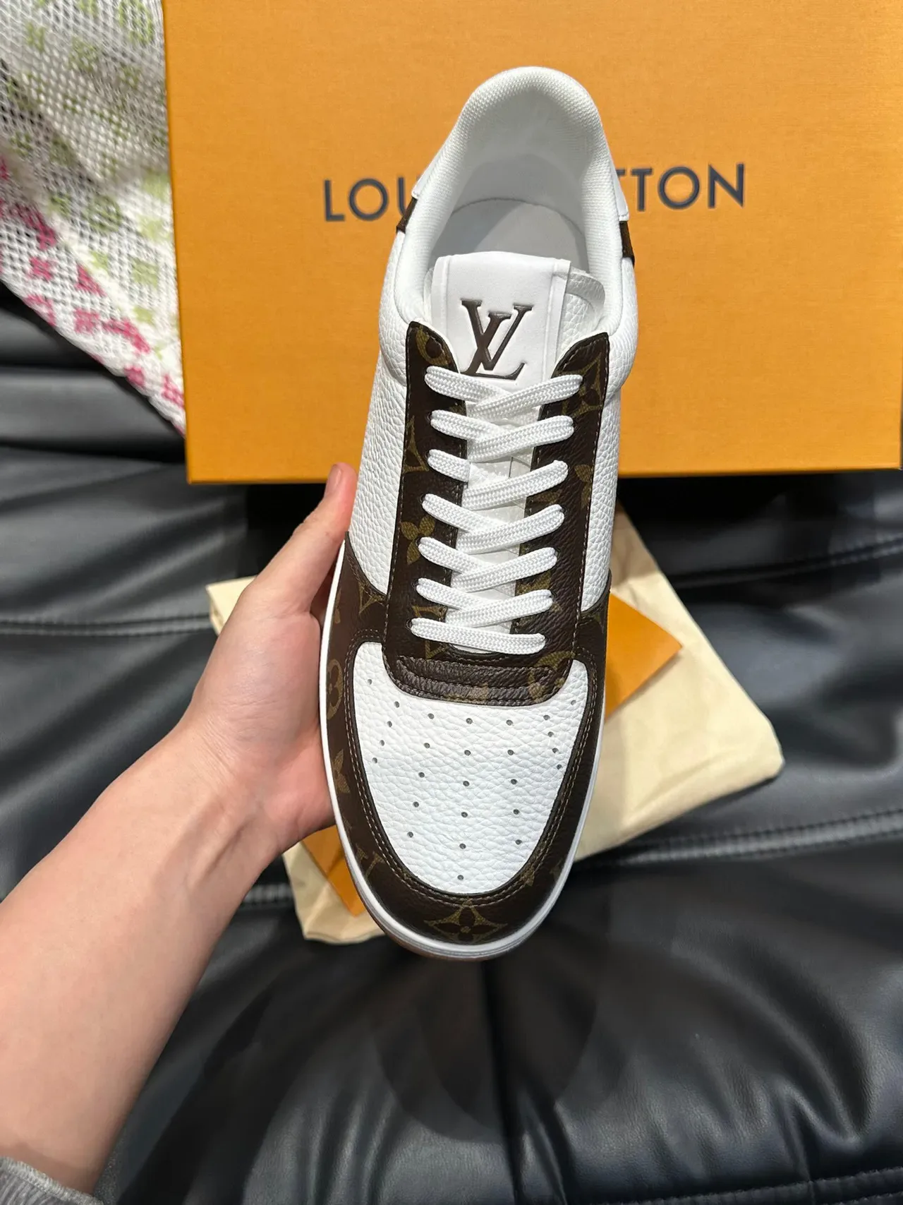 لويس فيتون LV Trainer أحذية رياضية أسلوب حياة أبيض وبني جلد مثقب لوحات كانفاس مونوغرام 5