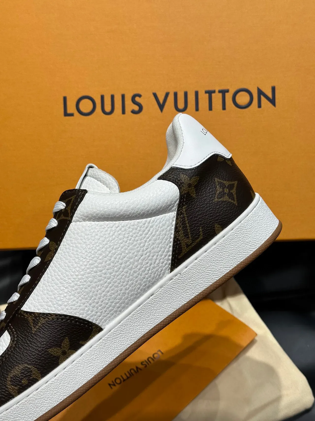 لويس فيتون LV Trainer أحذية رياضية أسلوب حياة أبيض وبني جلد مثقب لوحات كانفاس مونوغرام 7