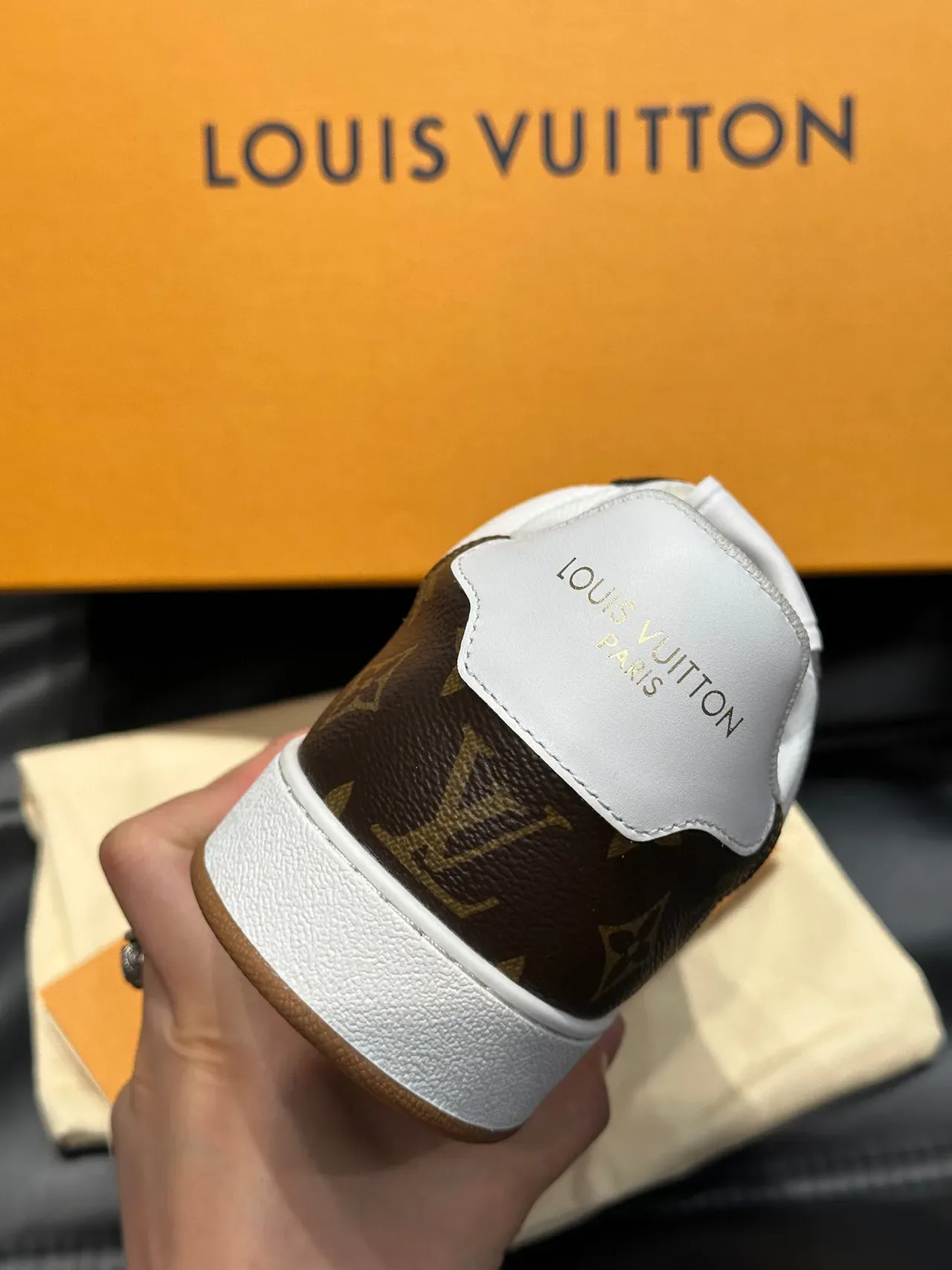 لويس فيتون LV Trainer أحذية رياضية أسلوب حياة أبيض وبني جلد مثقب لوحات كانفاس مونوغرام 8