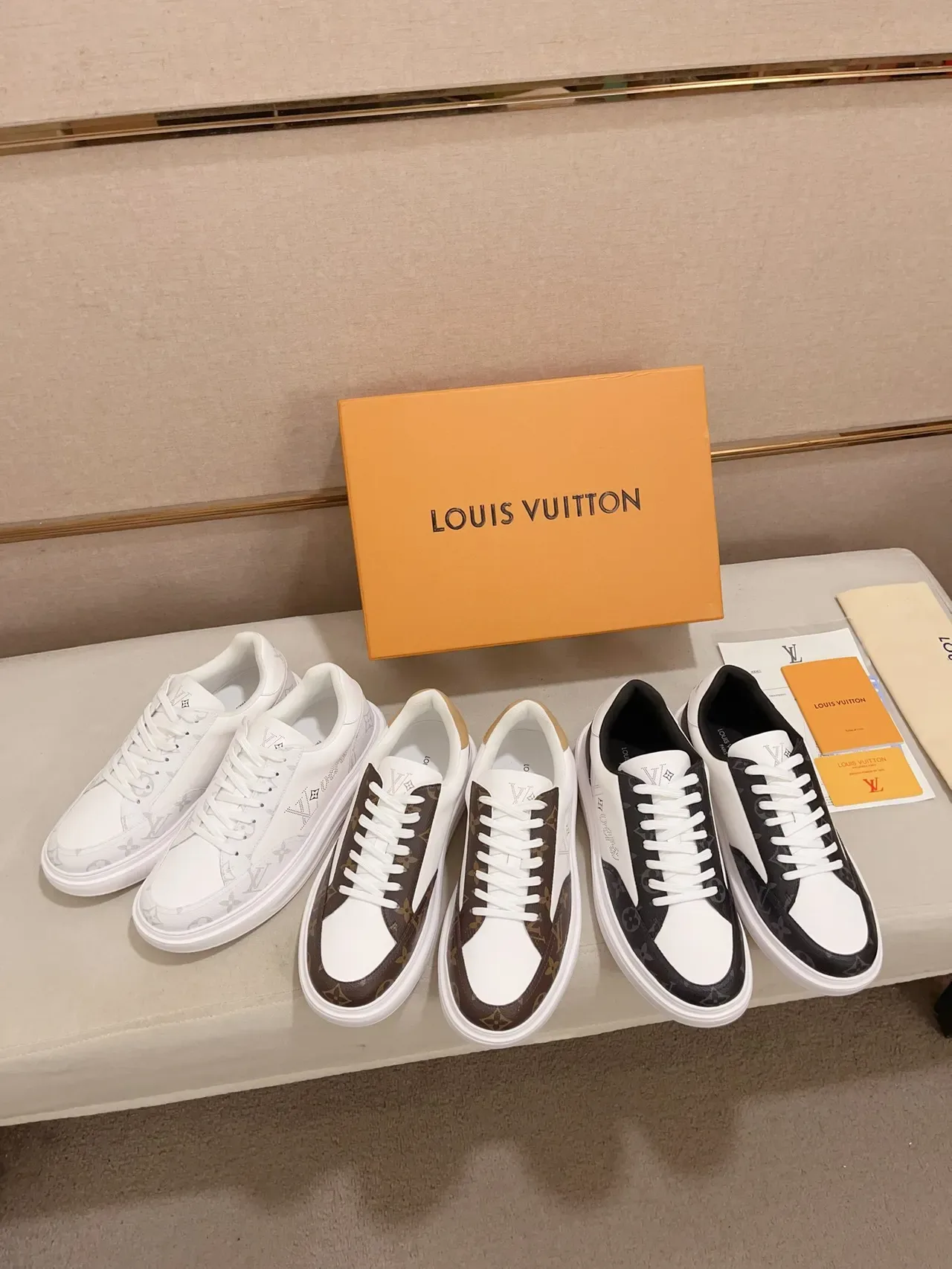लुई विटन LV Trainer सफेद भूरा मॉनोग्राम-प्रिंट चमड़ा परफोरीटेड लॉगो डिटेल लाइफस्टाइल स्नीकर 2