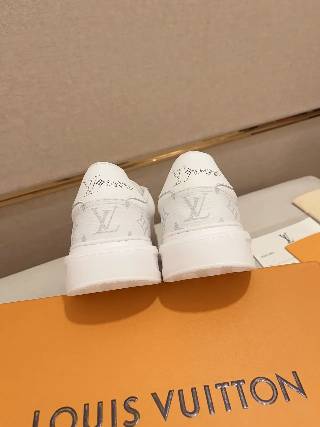 लुई विटन LV Trainer सफेद भूरा मॉनोग्राम-प्रिंट चमड़ा परफोरीटेड लॉगो डिटेल लाइफस्टाइल स्नीकर 3