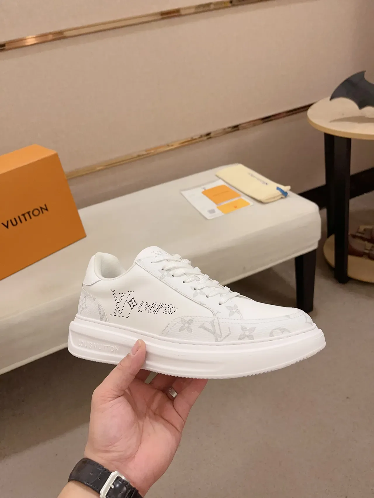 लुई विटन LV Trainer सफेद भूरा मॉनोग्राम-प्रिंट चमड़ा परफोरीटेड लॉगो डिटेल लाइफस्टाइल स्नीकर 4