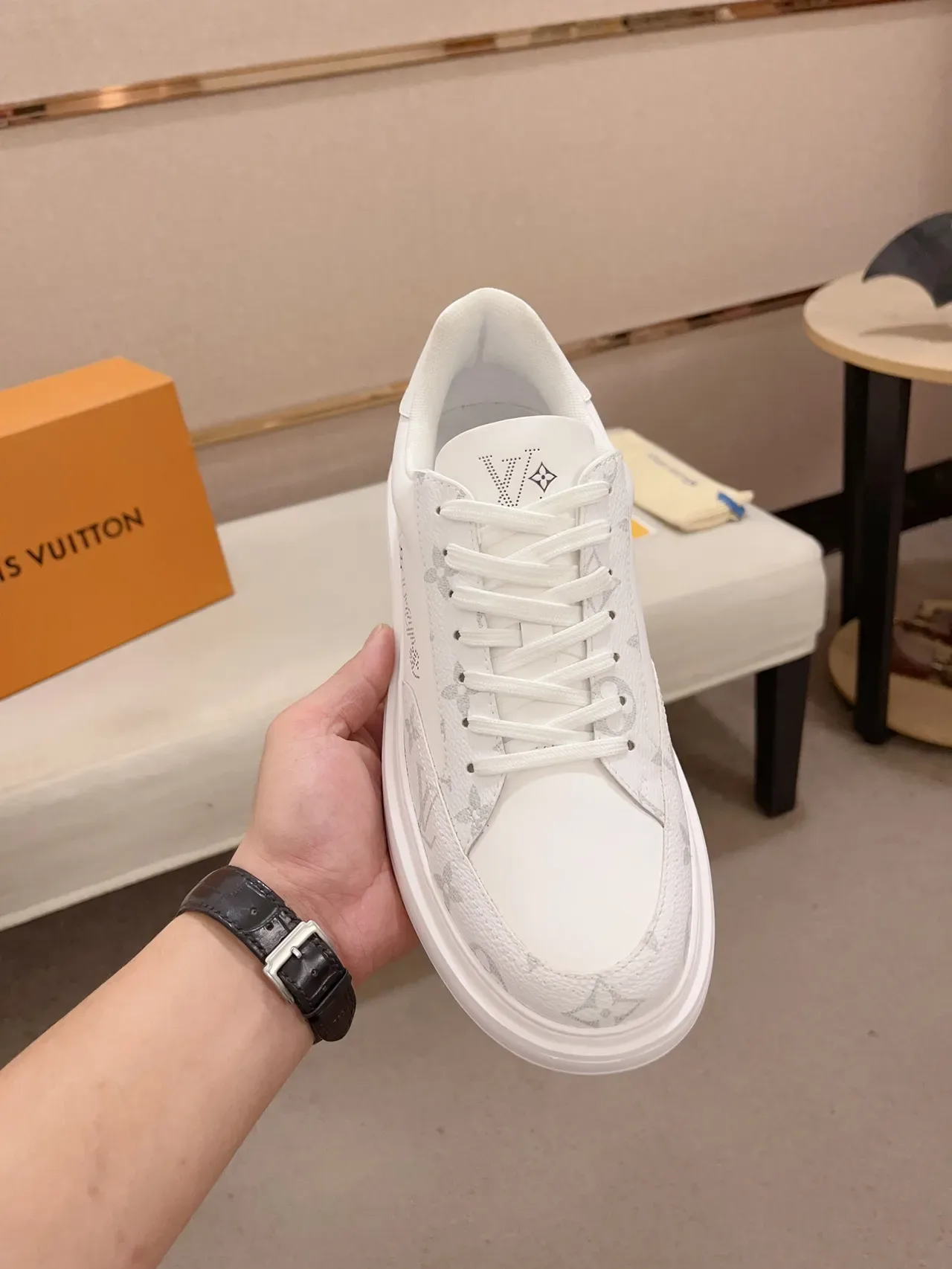लुई विटन LV Trainer सफेद भूरा मॉनोग्राम-प्रिंट चमड़ा परफोरीटेड लॉगो डिटेल लाइफस्टाइल स्नीकर 5