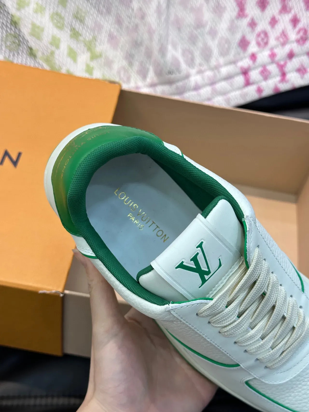 लুইস ভিটন LV Trainer সাদা সবুজ কণিকাযুক্ত চামড়ার উপরের অংশ কনট্রাস্ট পাইপিং লাইফস্টাইল স্নিকার্স 3