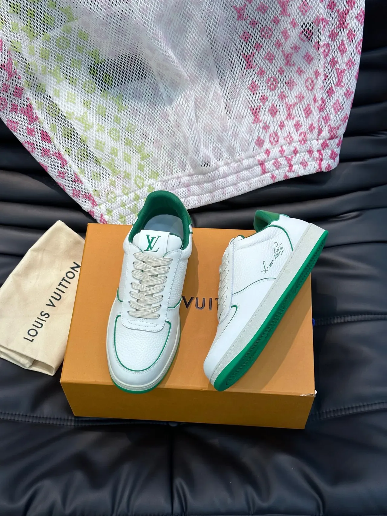 लুইস ভিটন LV Trainer সাদা সবুজ কণিকাযুক্ত চামড়ার উপরের অংশ কনট্রাস্ট পাইপিং লাইফস্টাইল স্নিকার্স 9