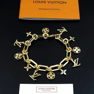 Louis Vuitton Monogram سوار تعويذة معدن لون ذهبي