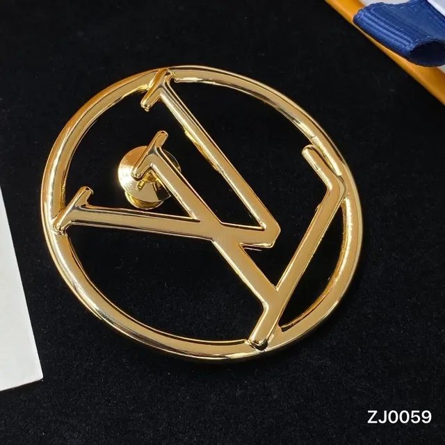 Louis Vuitton Monogram Broche Circulaire en Or Métal Poli 2
