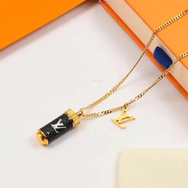 Louis Vuitton Monogram collier pendentif cylindrique 5