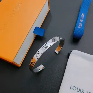 لويس فيتون Monogram نقش فضي سوار كم
