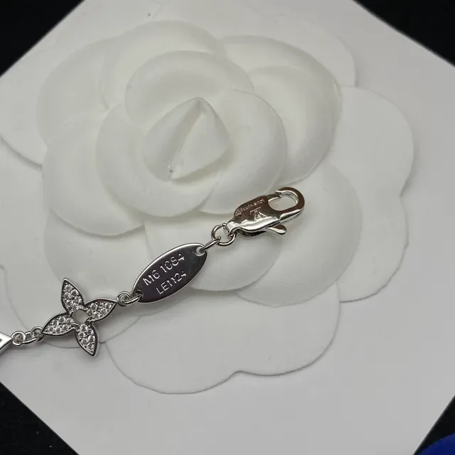 Louis Vuitton Monogram Flower Charm pulseira de cristal tom prata 3