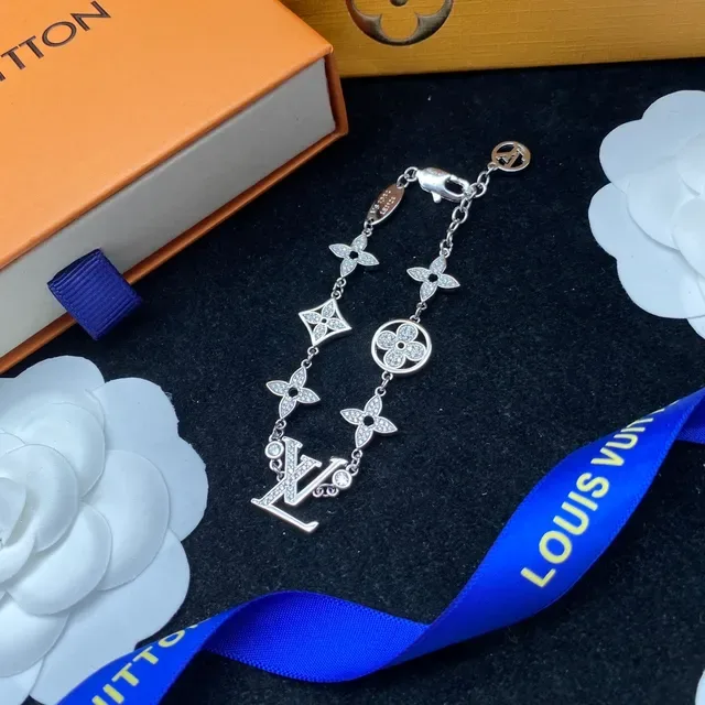 Louis Vuitton Monogram Flower Charm pulseira de cristal tom prata 4