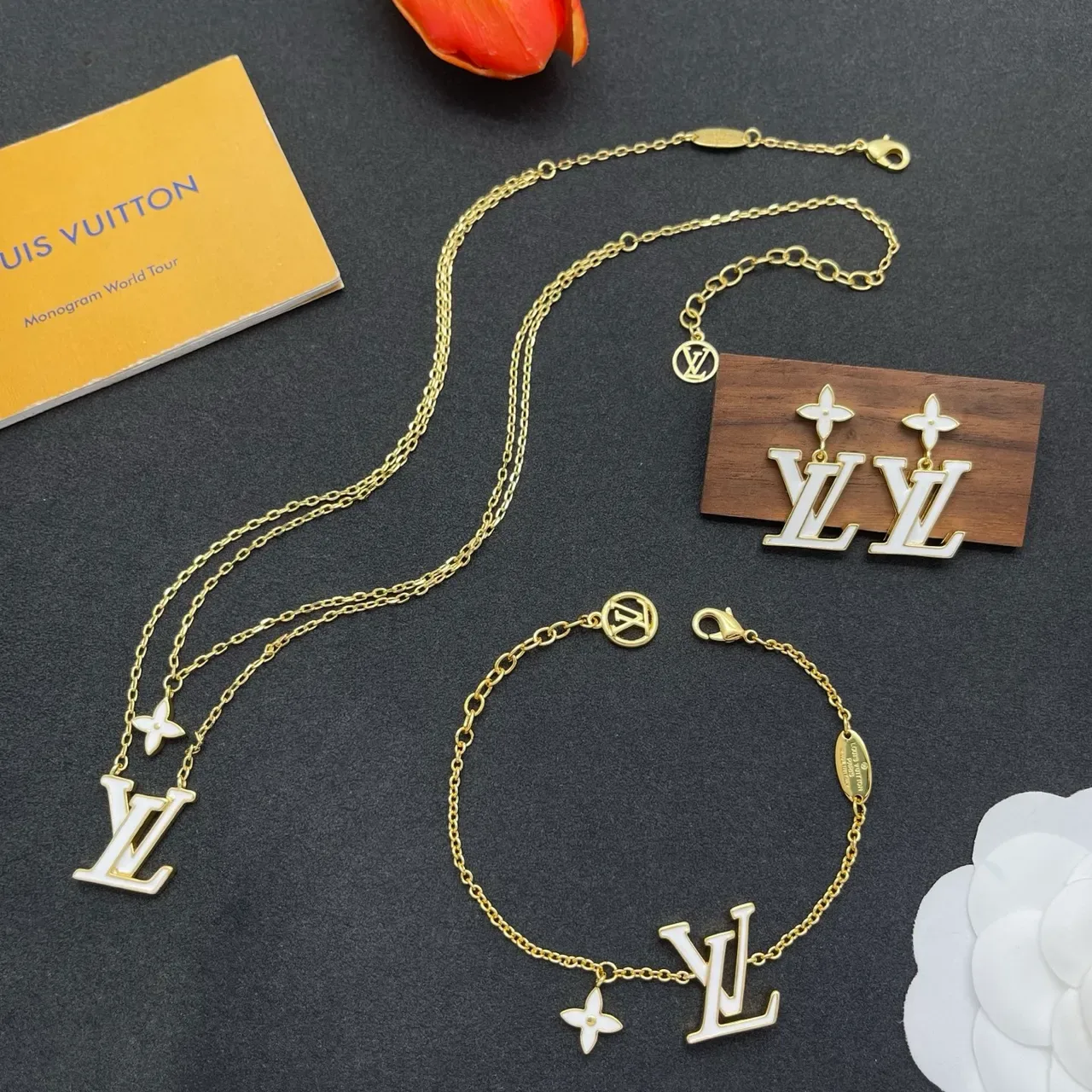 Pulsera Louis Vuitton Monogram Joyería Dorado Blanco Esmaltado LV y Flor Charm 2