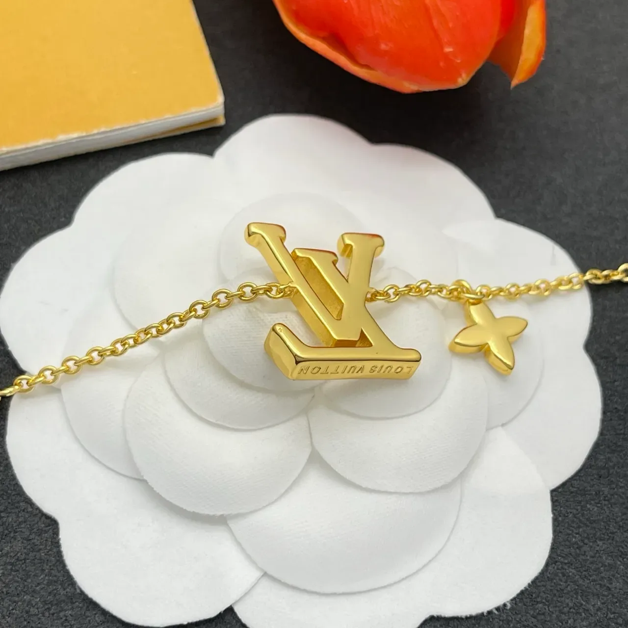 Pulsera Louis Vuitton Monogram Joyería Dorado Blanco Esmaltado LV y Flor Charm 3