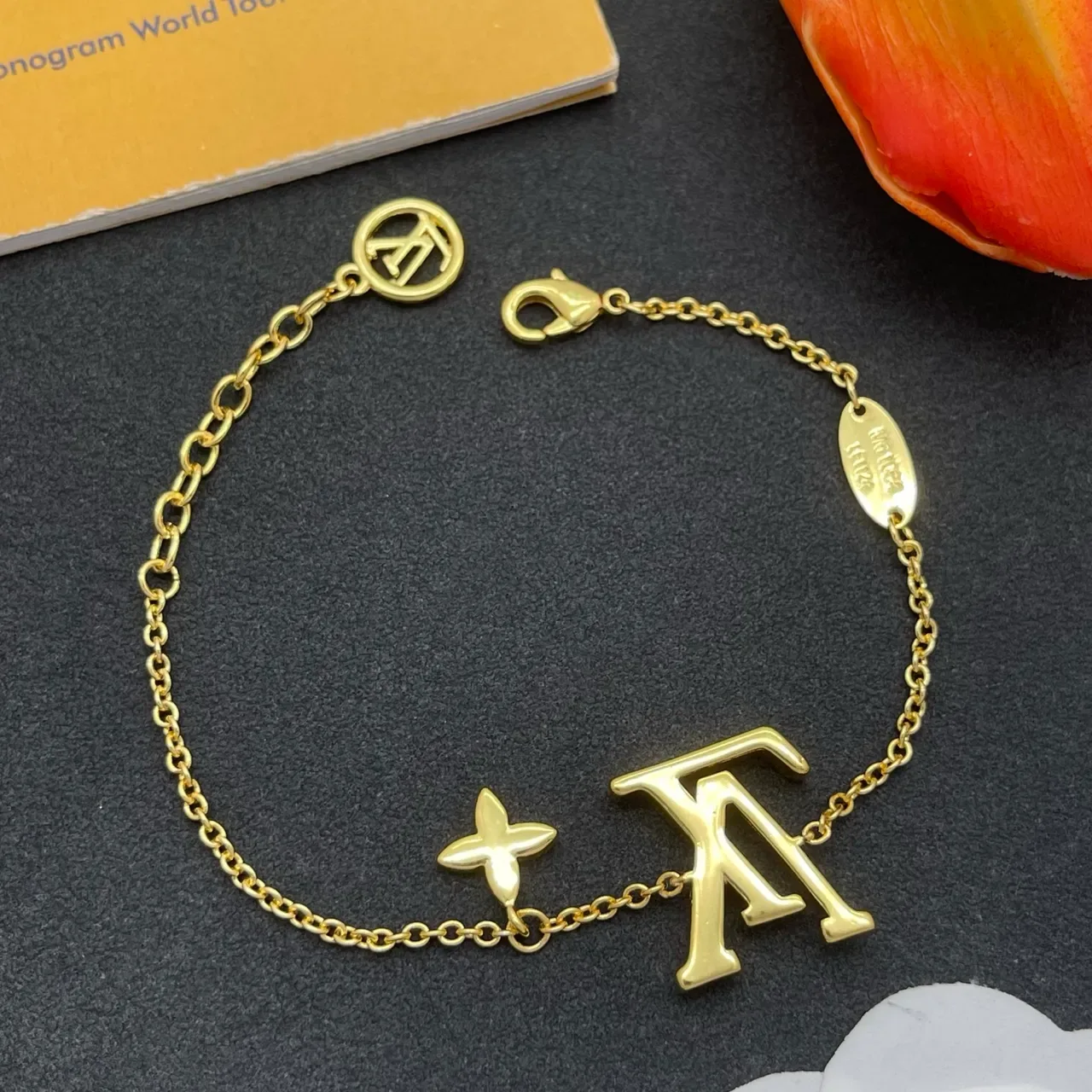 Pulsera Louis Vuitton Monogram Joyería Dorado Blanco Esmaltado LV y Flor Charm 4