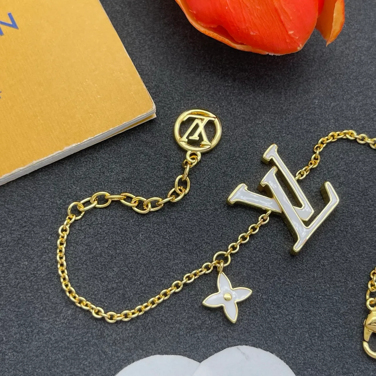 Pulsera Louis Vuitton Monogram Joyería Dorado Blanco Esmaltado LV y Flor Charm 5