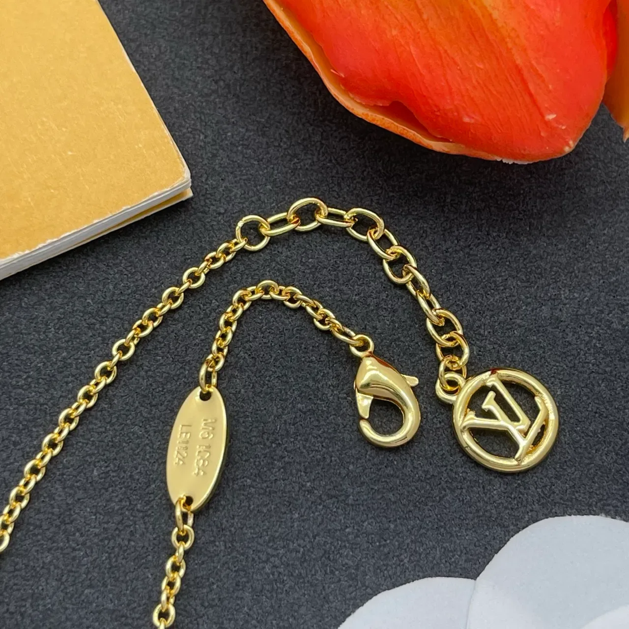 Pulsera Louis Vuitton Monogram Joyería Dorado Blanco Esmaltado LV y Flor Charm 6