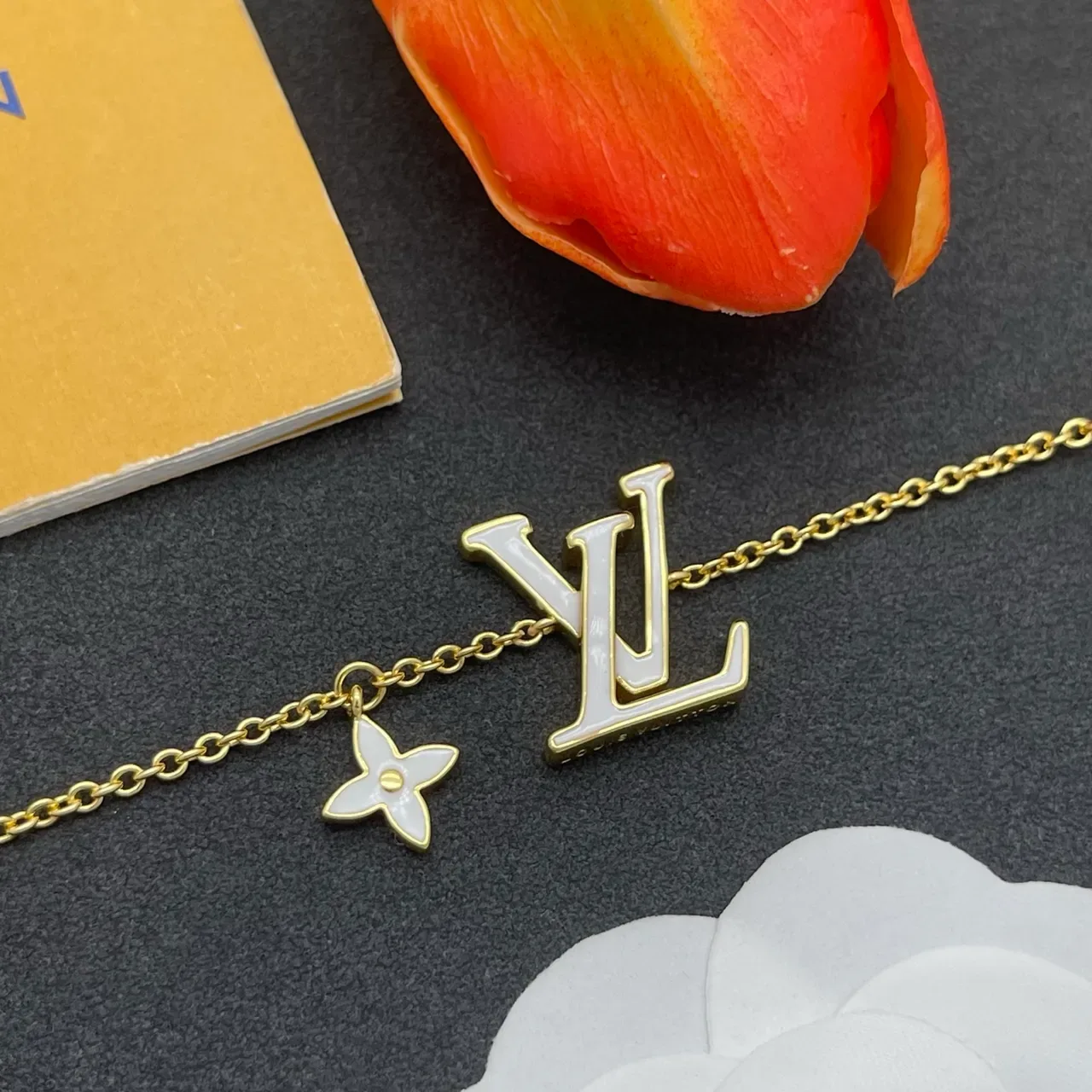 Pulsera Louis Vuitton Monogram Joyería Dorado Blanco Esmaltado LV y Flor Charm 7