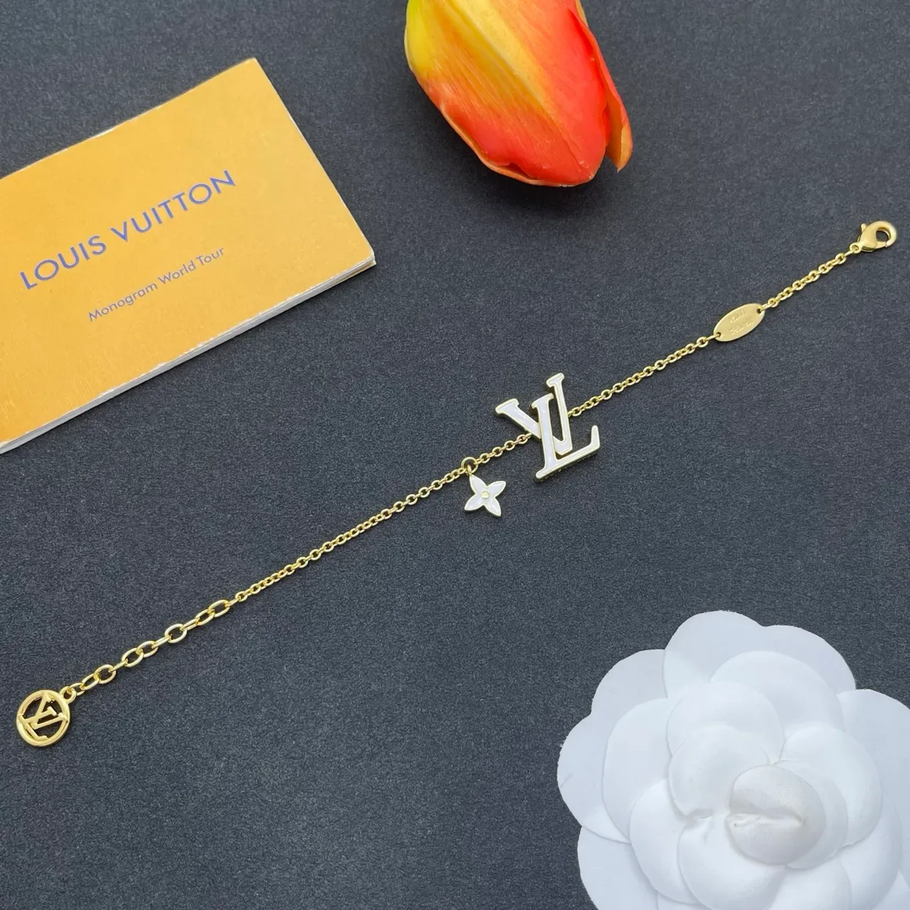 Pulsera Louis Vuitton Monogram Joyería Dorado Blanco Esmaltado LV y Flor Charm 8