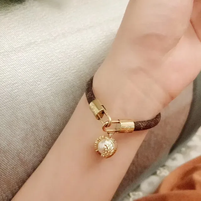 سوارة مونوغرام جلد لؤلؤ شارم Louis Vuitton 2