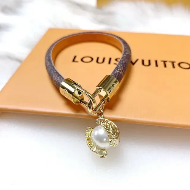 سوارة مونوغرام جلد لؤلؤ شارم Louis Vuitton 5
