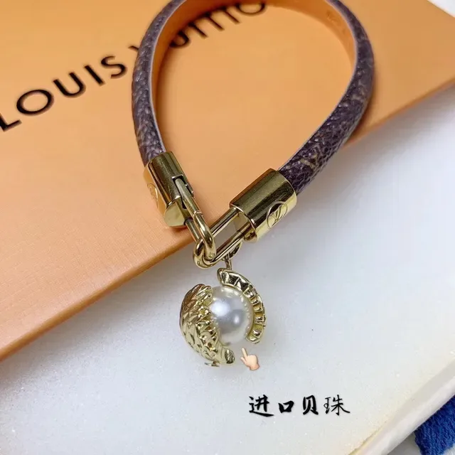 سوارة مونوغرام جلد لؤلؤ شارم Louis Vuitton 6