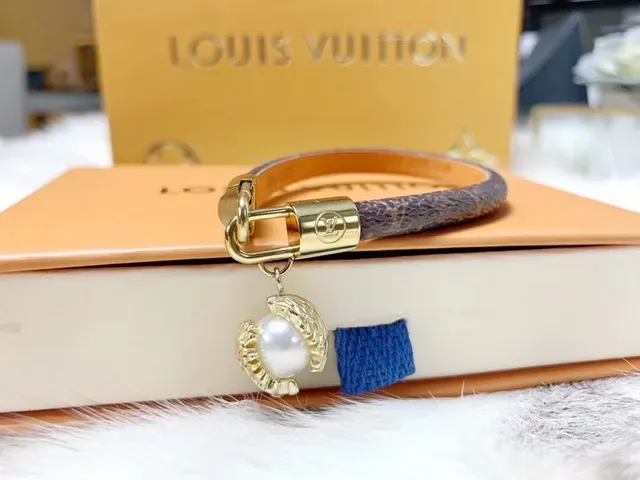 سوارة مونوغرام جلد لؤلؤ شارم Louis Vuitton 7