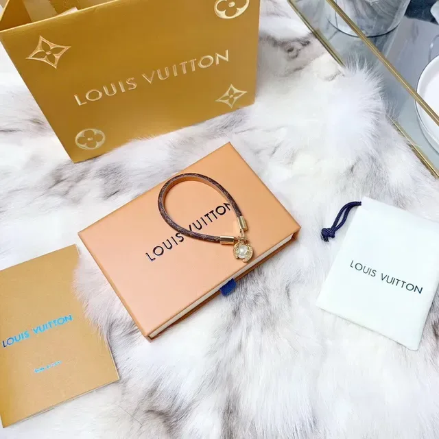 سوارة مونوغرام جلد لؤلؤ شارم Louis Vuitton 8