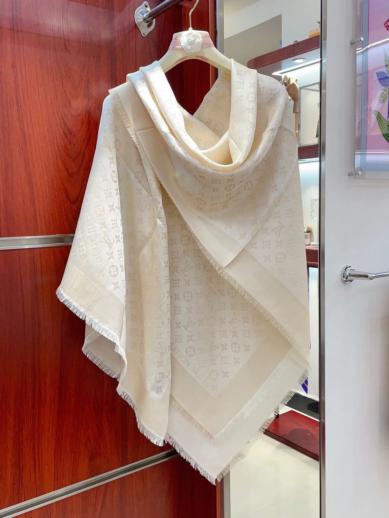 লুইস ভিতোন মনোগ্রাম শাইন বেইজ গোল্ড জ্যাকার্ড মেটালিক প্রিন্ট সিল্ক স্কার্ফ 8