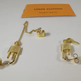 أقراط Louis Vuitton Monogram World Tour Lock-and-Key Gold-Tone