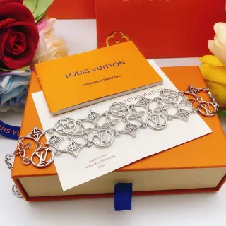 Louis Vuitton Monogram World Tour ओपनवर्क सिल्वर-टोन ब्रेसलेट