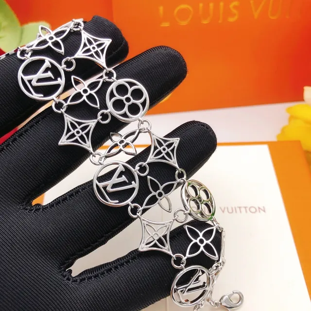 Louis Vuitton Monogram World Tour ओपनवर्क सिल्वर-टोन ब्रेसलेट 4
