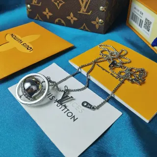 Louis Vuitton Monogram World Tour Orb পেন্ডেন্ট নেকলেস