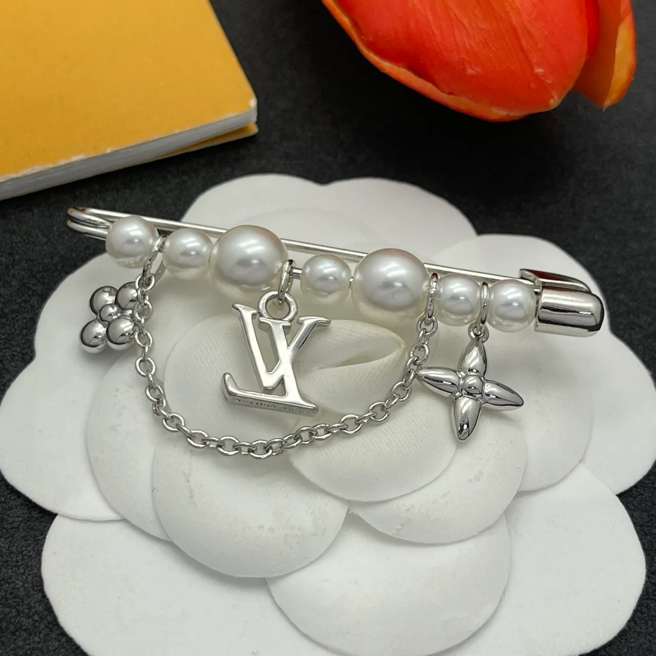 Louis Vuitton Monogram Gira Mundial Plata Blanco Cadena de perlas Pin de seguridad LV Encanto Broche 3