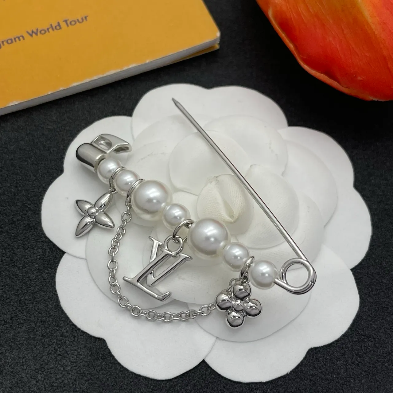 Louis Vuitton Monogram Gira Mundial Plata Blanco Cadena de perlas Pin de seguridad LV Encanto Broche 4