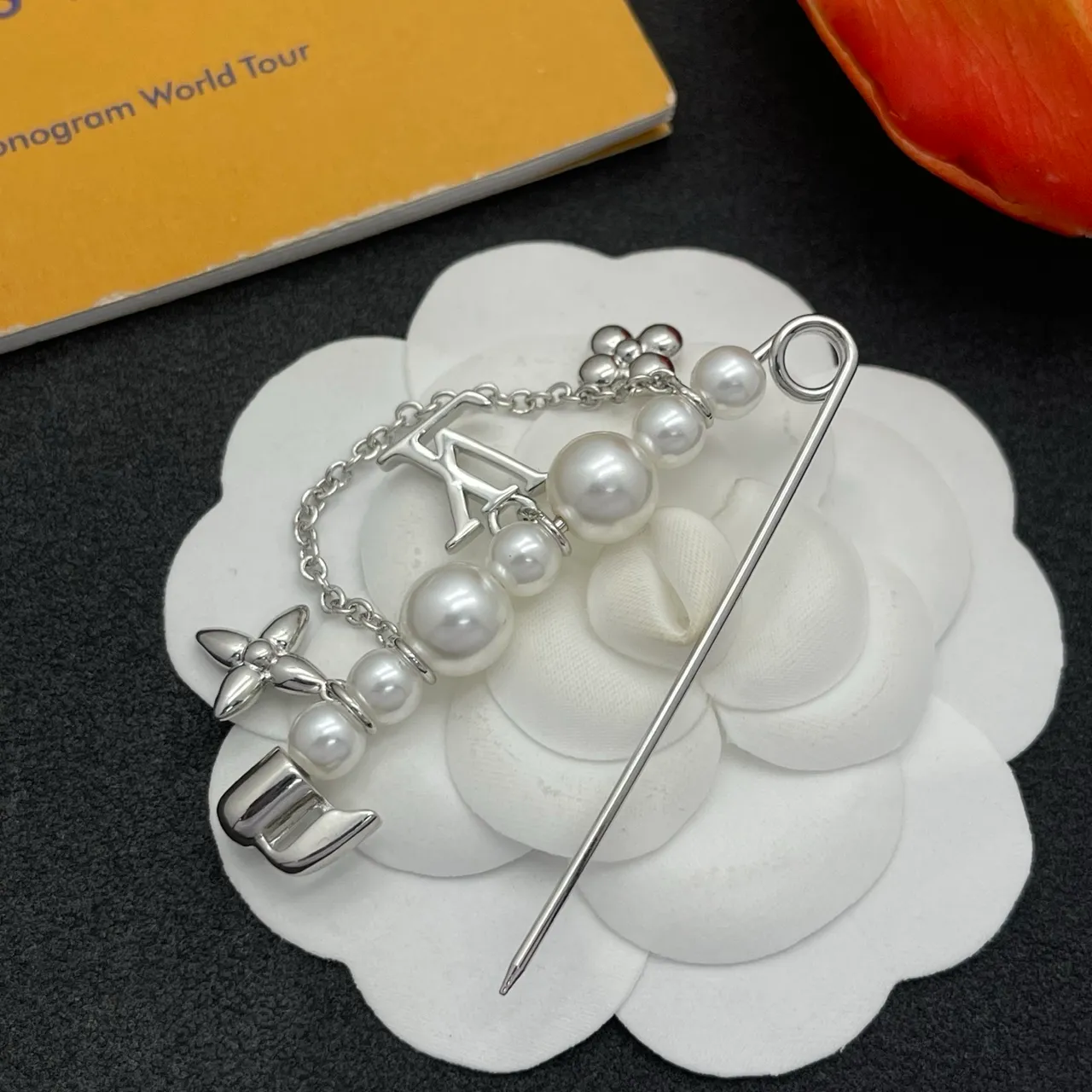 Louis Vuitton Monogram Gira Mundial Plata Blanco Cadena de perlas Pin de seguridad LV Encanto Broche 5