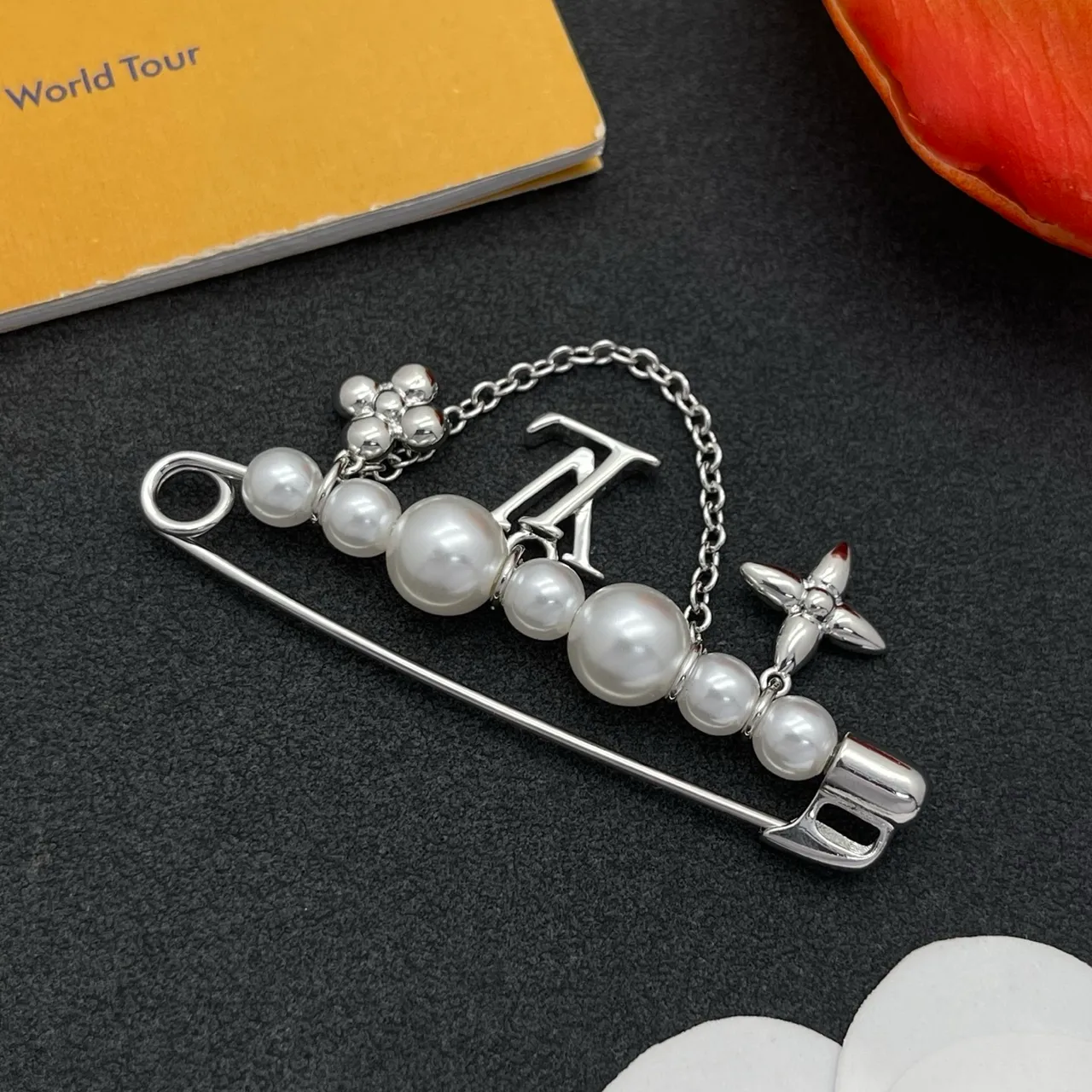 Louis Vuitton Monogram Gira Mundial Plata Blanco Cadena de perlas Pin de seguridad LV Encanto Broche 6