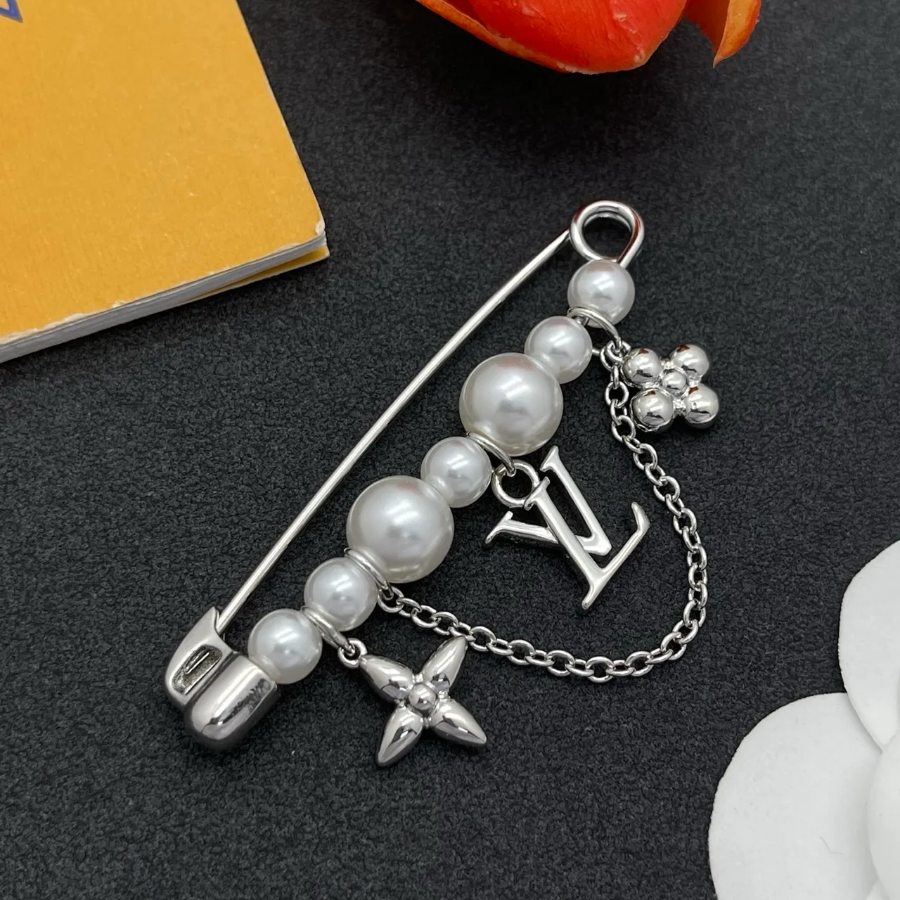 Louis Vuitton Monogram Gira Mundial Plata Blanco Cadena de perlas Pin de seguridad LV Encanto Broche 7