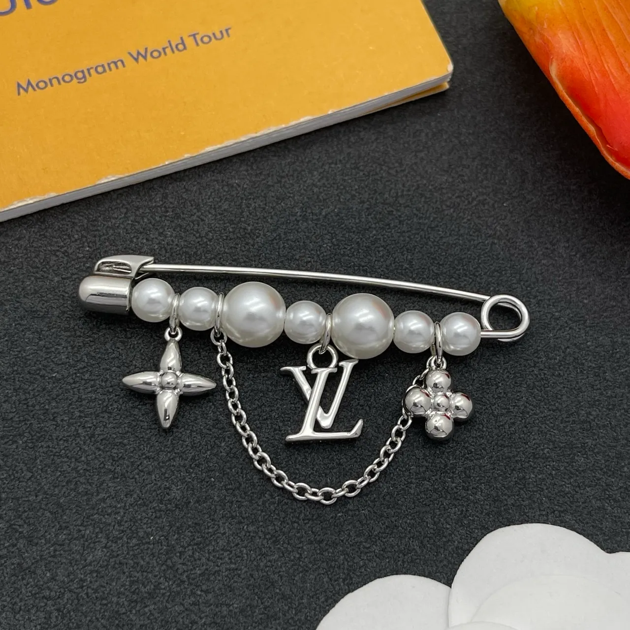Louis Vuitton Monogram Gira Mundial Plata Blanco Cadena de perlas Pin de seguridad LV Encanto Broche 8