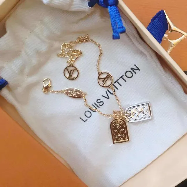 Louis Vuitton Multi-Charm Chain Bracelet سوار ذهبي شفاف 3