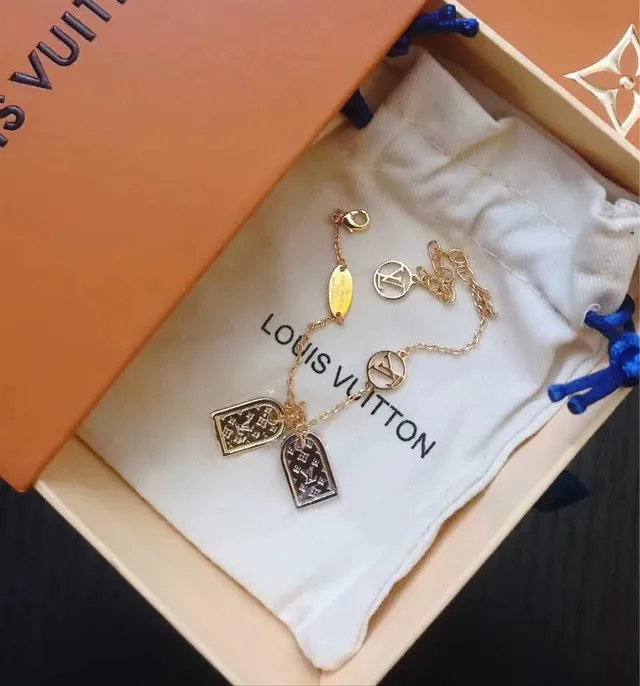 Louis Vuitton Multi-Charm Chain Bracelet سوار ذهبي شفاف 4