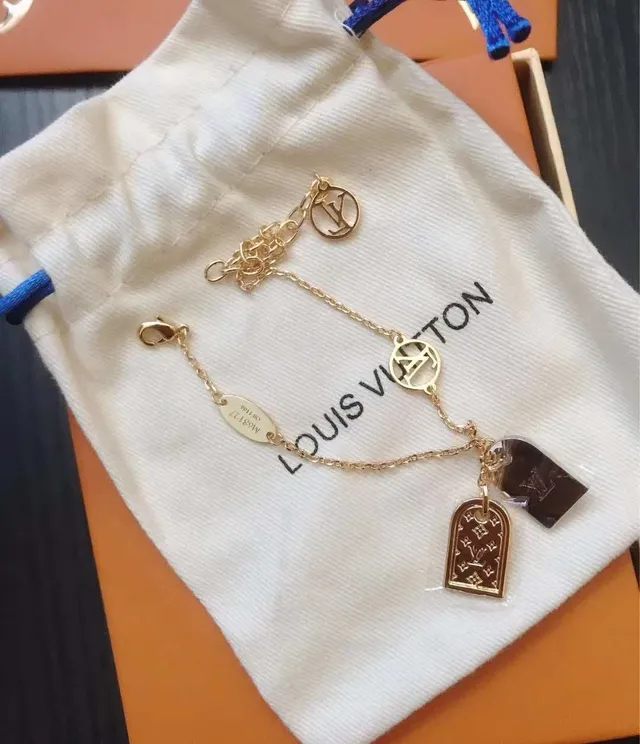 Louis Vuitton Multi-Charm Chain Bracelet سوار ذهبي شفاف 5