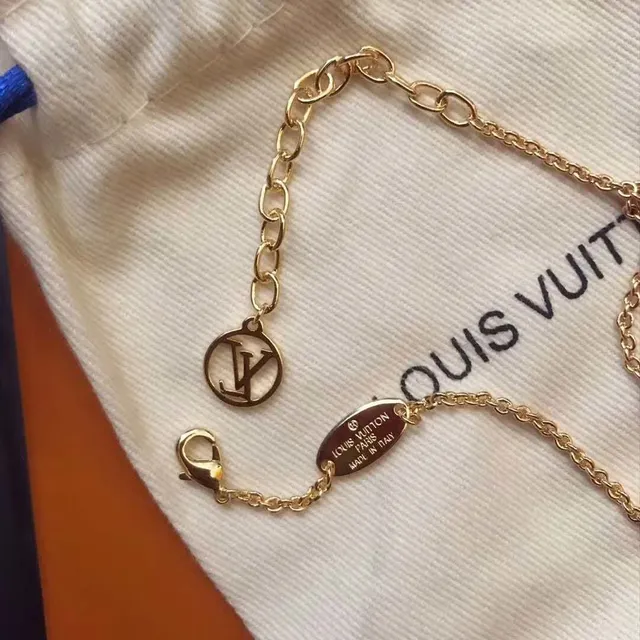 Louis Vuitton Multi-Charm Chain Bracelet سوار ذهبي شفاف 6