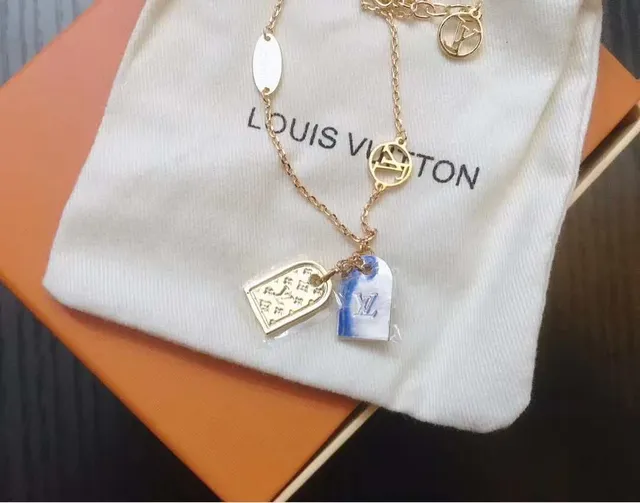 Louis Vuitton Multi-Charm Chain Bracelet سوار ذهبي شفاف 7