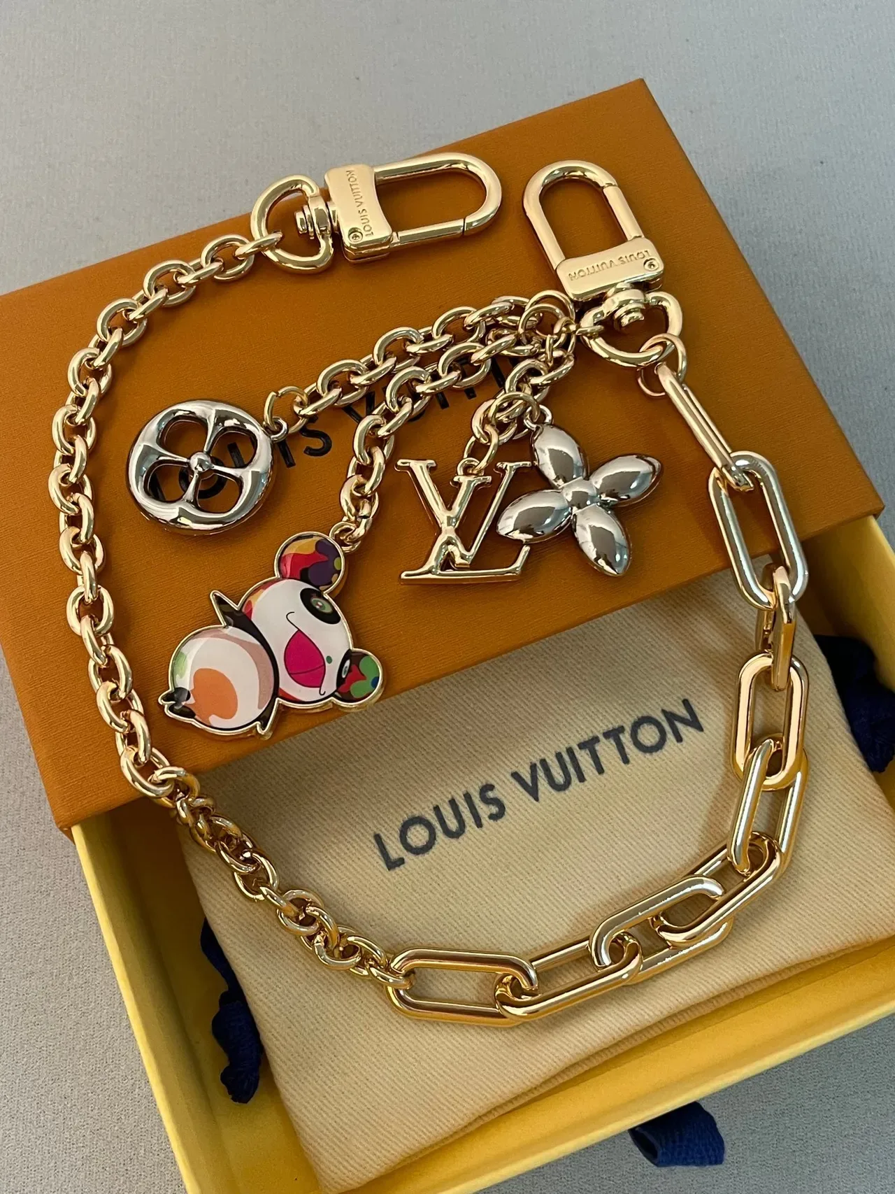 Pulsera Louis Vuitton Cadena Multi-Charm con eslabones de oro y plata y ensamblaje de colgante 5