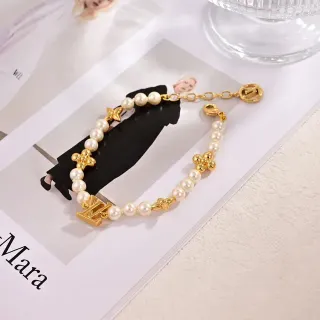 سوار Louis Vuitton خيط اللؤلؤ ذهبي وبيج هاردوير