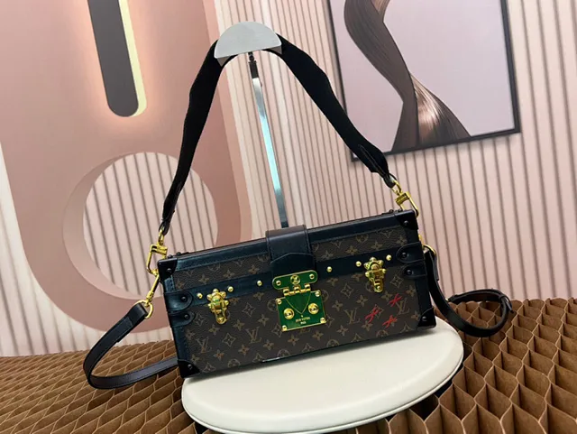 Louis Vuitton Petite Malle Monogram Canvas تريم أسود قفل أخضر حقيبة توت 2
