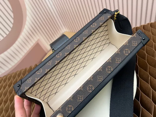 Louis Vuitton Petite Malle Monogram Canvas تريم أسود قفل أخضر حقيبة توت 3