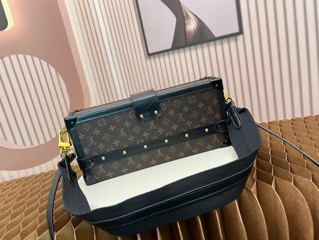 Louis Vuitton Petite Malle Monogram Canvas تريم أسود قفل أخضر حقيبة توت 4