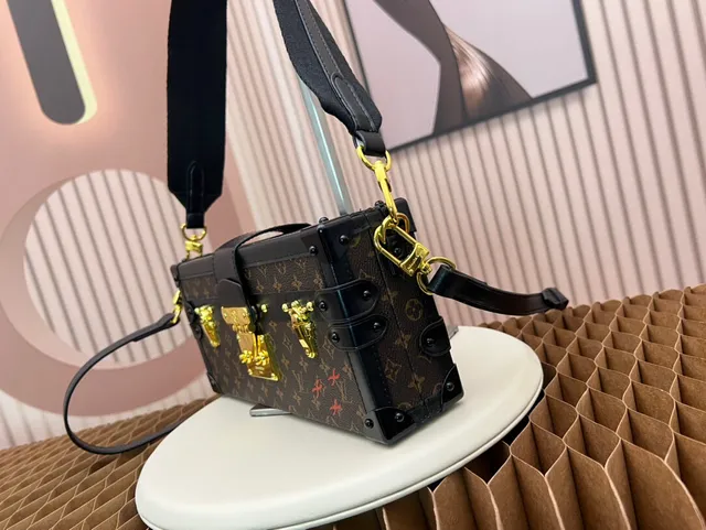 Louis Vuitton Petite Malle Monogram Canvas تريم أسود قفل أخضر حقيبة توت 5